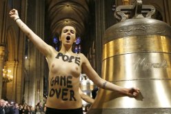 Les-huit-membres-du-mouvement-feministe-Femen-ont-celebre-seins-nus-dans-la-nef-le-depart-du-pape_scalewidth_961